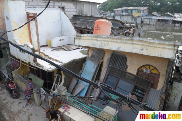 &#91;Sarang Parasit Akhirnya Rontok&#93; 5 Rumah di Bantaran Waduk Pluit Ambles Kena Banjir