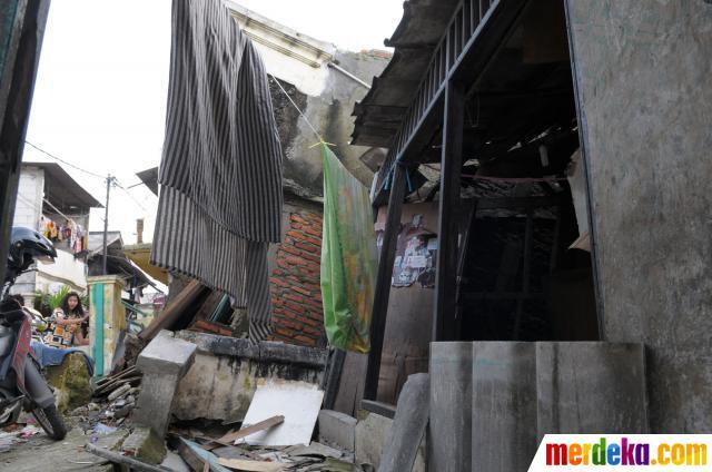 &#91;Sarang Parasit Akhirnya Rontok&#93; 5 Rumah di Bantaran Waduk Pluit Ambles Kena Banjir