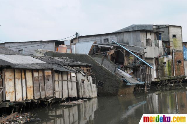 &#91;Sarang Parasit Akhirnya Rontok&#93; 5 Rumah di Bantaran Waduk Pluit Ambles Kena Banjir