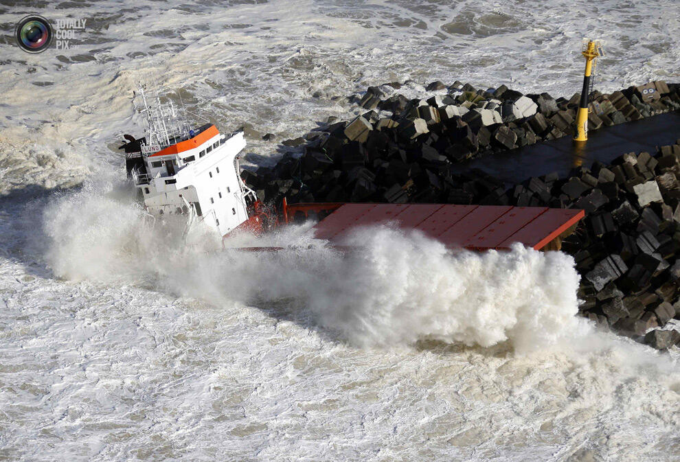 &quot; Kapal Kargo &quot;, Patah menjadi dua Di Perancis hari rabu lalu !