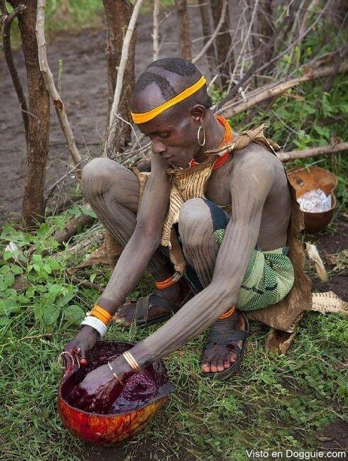 Tradisi minum darah di pedalaman Afrika