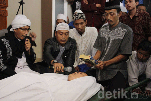 Demi Tuhan! Hari Ini Arya Wiguna Tantang Farhat Sumpah Pocong di Pondok Petir