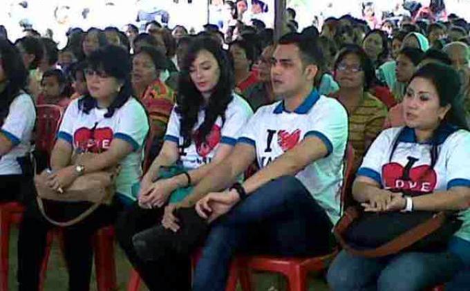 (TERHANGAT) Asmirandah dan Jonas Ibadah KKR Pendeta Gilbert di Manado