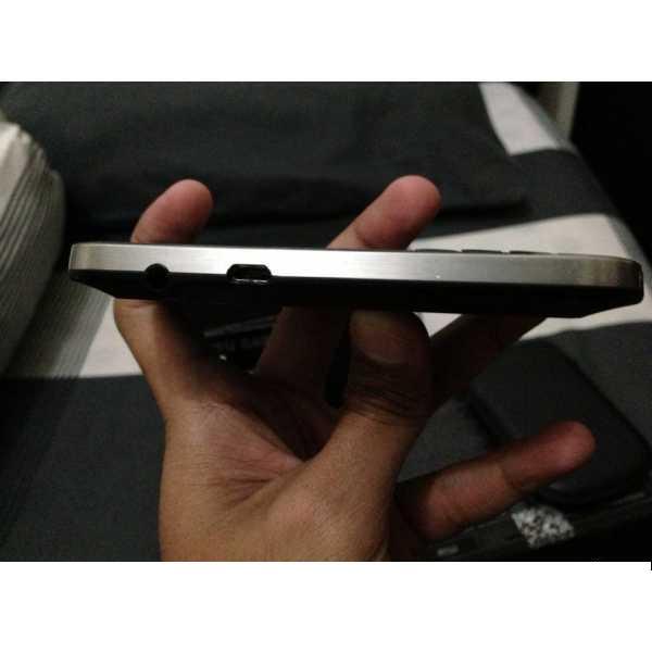Blackberry Dakota 9900 hitam