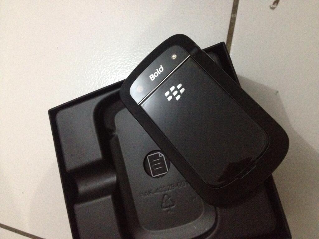 Blackberry Dakota 9900 hitam