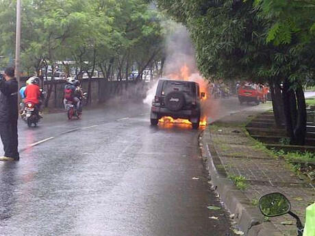 Jeep terbakar di TMII