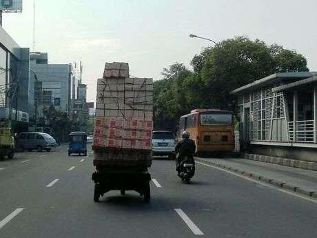 Jangan Ditiru Ya! Kendaraan-kendaraan Kelebihan Muatan