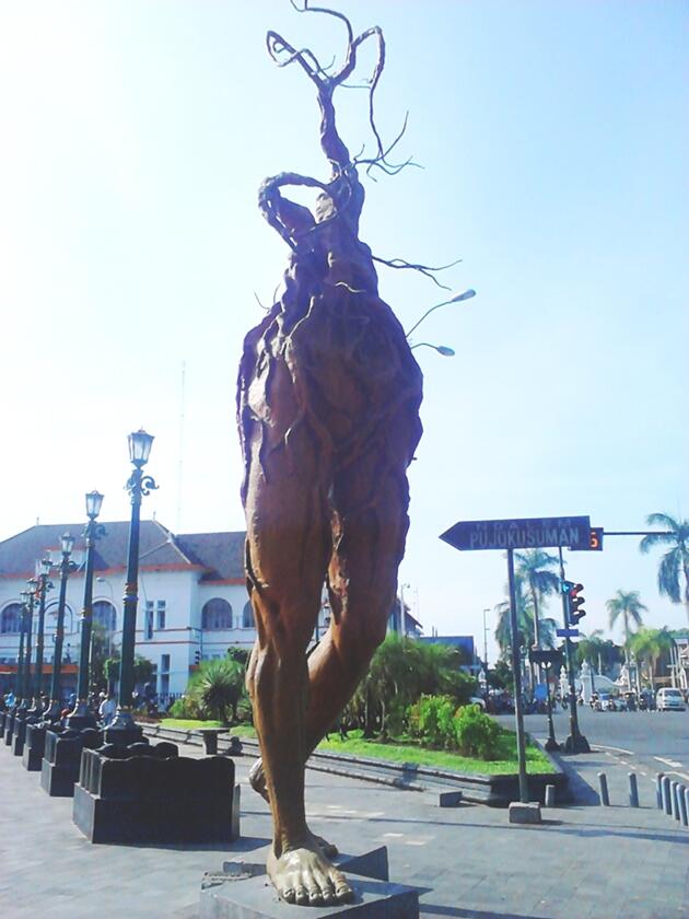 &#91;Ormas itukah?&#93; Ini Alasan Patung Akar di Titik Nol Malioboro Dicopot