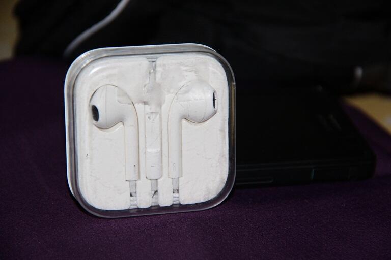 WTS - EARPHONE IPHONE 5