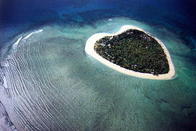 9 Pulau Indah Berbentuk Hati (Wow!!! Picnya Gan)