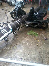 Foto Ketika Motor Tertimpa Tiang Listrik (3 pict)