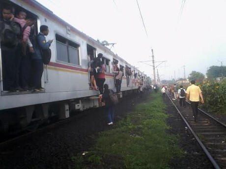 Kaca Masinis KRL Ditimpuki Penumpang yang Kepanasan di Dalam KRL