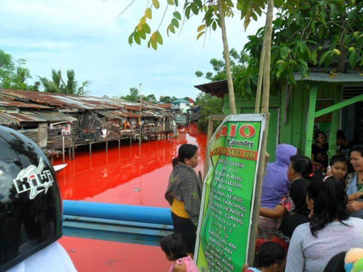 Air laut jembatan kuning, Bontang,Kalimantan Timur berubah warna MERAH!!