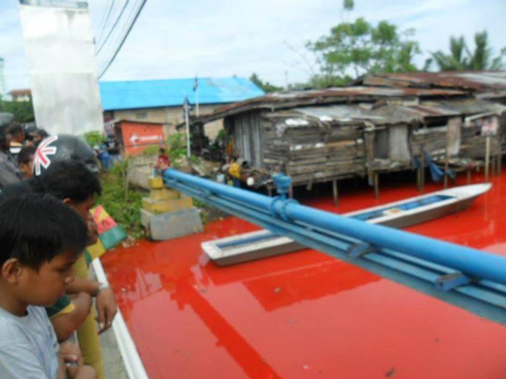 Air laut jembatan kuning, Bontang,Kalimantan Timur berubah warna MERAH!!