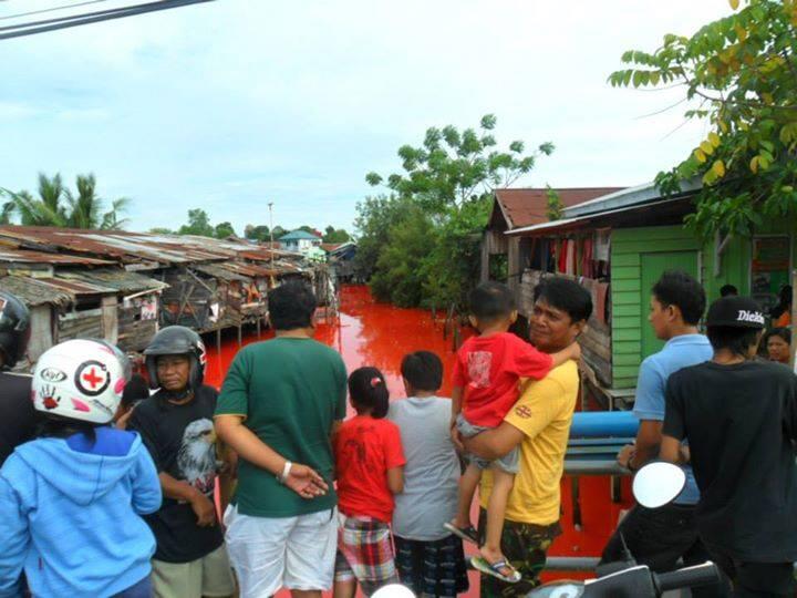 Air Laut Jembatan Kuning Bontang Kalimantan Timur Berubah Warna Merah