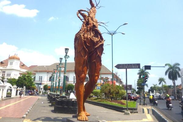 Patung Akar Nol KM