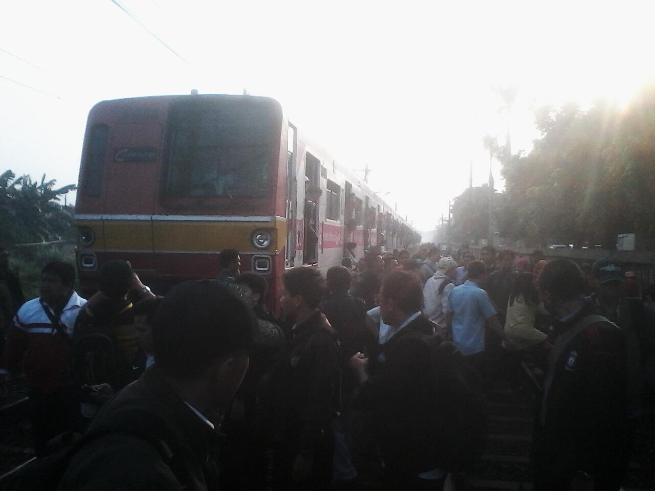 MASINIS COMMUTERLINE BEKASI - JAKK NYARIS DIHAJAR PENUMPANG DI CIPINANG