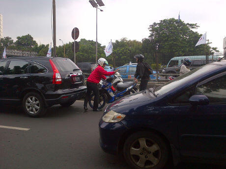 Pemotor Gotong Royong Angkat Motor dari Busway, Jl Gatot Subroto Macet