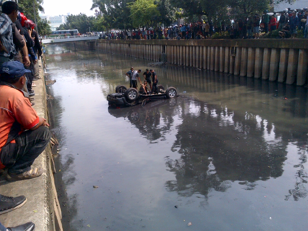 Mobil Masuk Sungai Cideng - Jakarta
