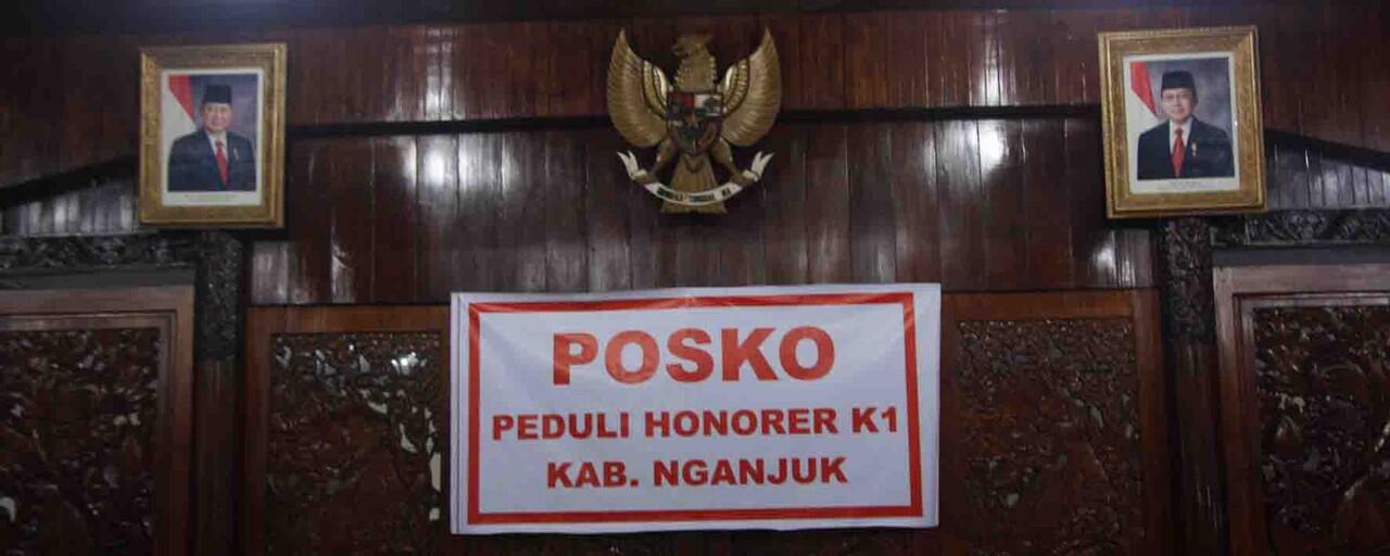 HONORER K1 KAB. NGANJUK MELANJUTKAN AKSI BERMALAM DIPENDOPO KABUPATEN