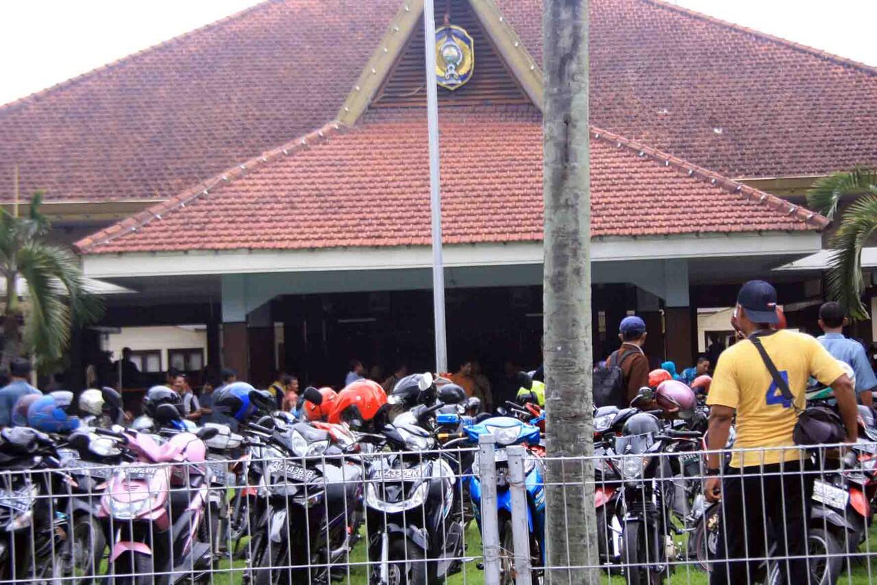HONORER K1 KAB. NGANJUK MELANJUTKAN AKSI BERMALAM DIPENDOPO KABUPATEN
