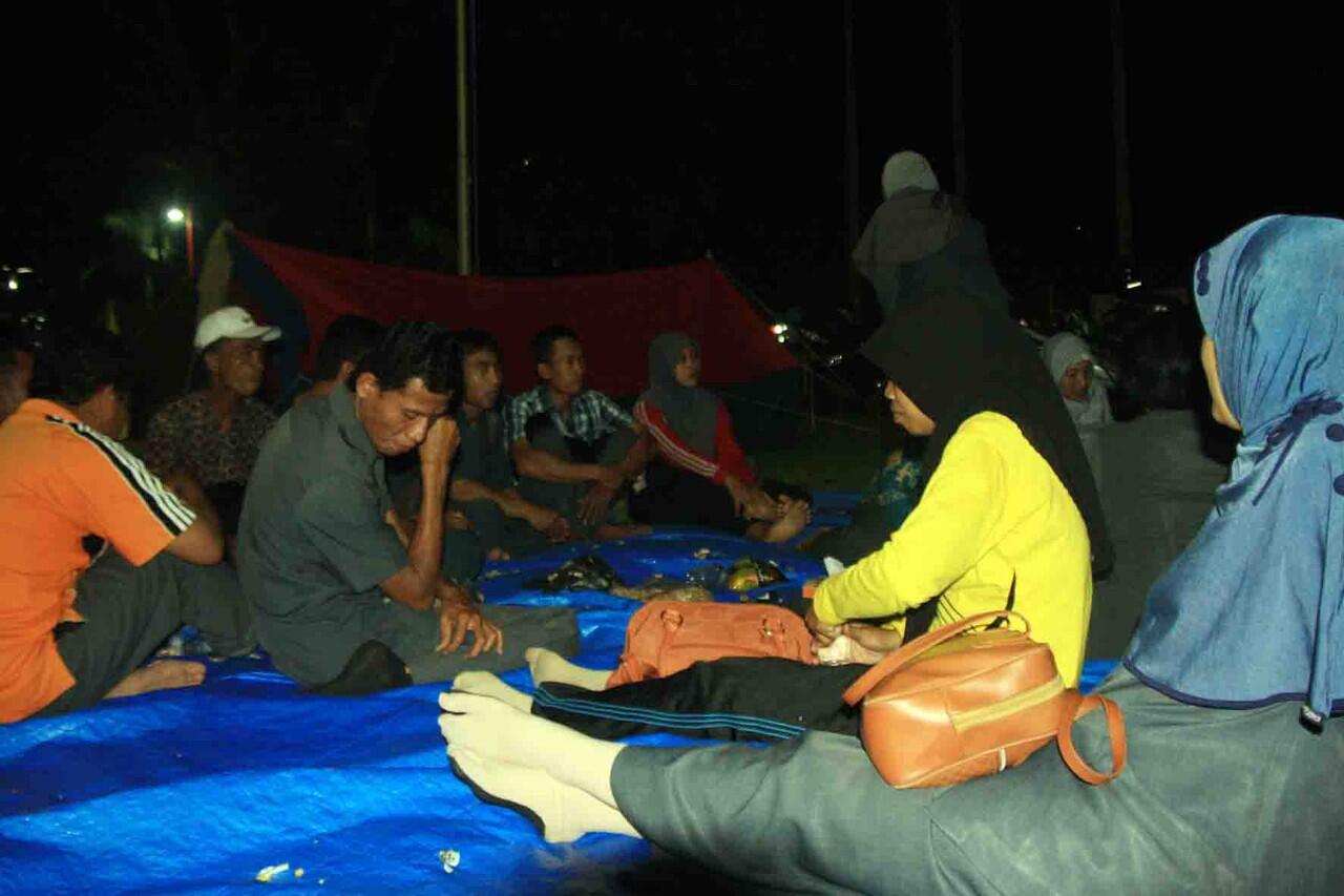 HONORER K1 KAB. NGANJUK MELANJUTKAN AKSI BERMALAM DIPENDOPO KABUPATEN