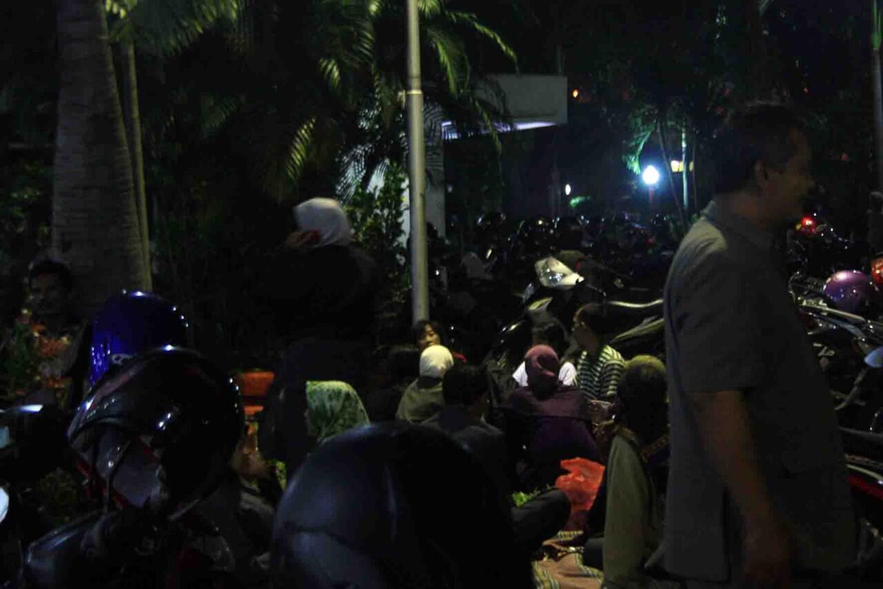 HONORER K1 KAB. NGANJUK MELANJUTKAN AKSI BERMALAM DIPENDOPO KABUPATEN