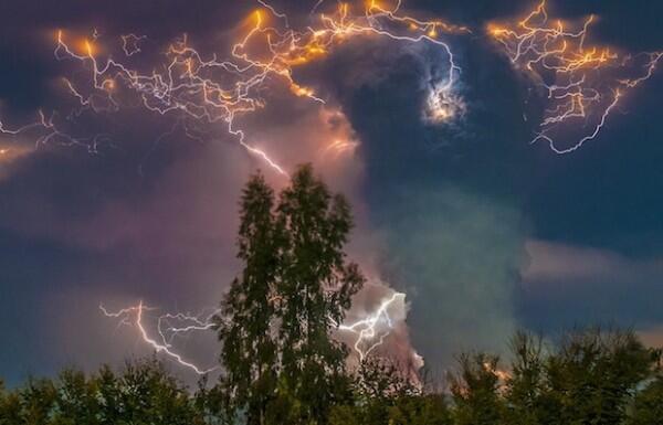 FOTO FOTO MENAKJUBKAN LETUSAN GUNUNG BERAPI CORON CAULLE DI CHILE