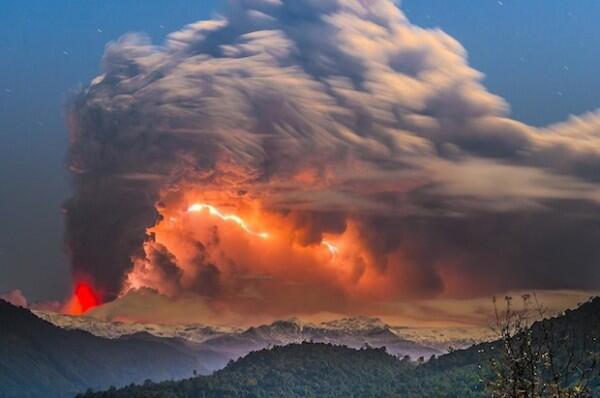 FOTO FOTO MENAKJUBKAN LETUSAN GUNUNG BERAPI CORON CAULLE DI CHILE