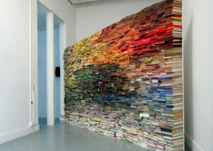 Instalasi Tumpkan Buku Oleh Anouk Kruithof