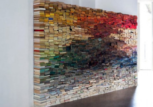 Instalasi Tumpkan Buku Oleh Anouk Kruithof