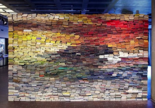 Instalasi Tumpkan Buku Oleh Anouk Kruithof