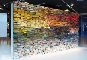 Instalasi Tumpkan Buku Oleh Anouk Kruithof