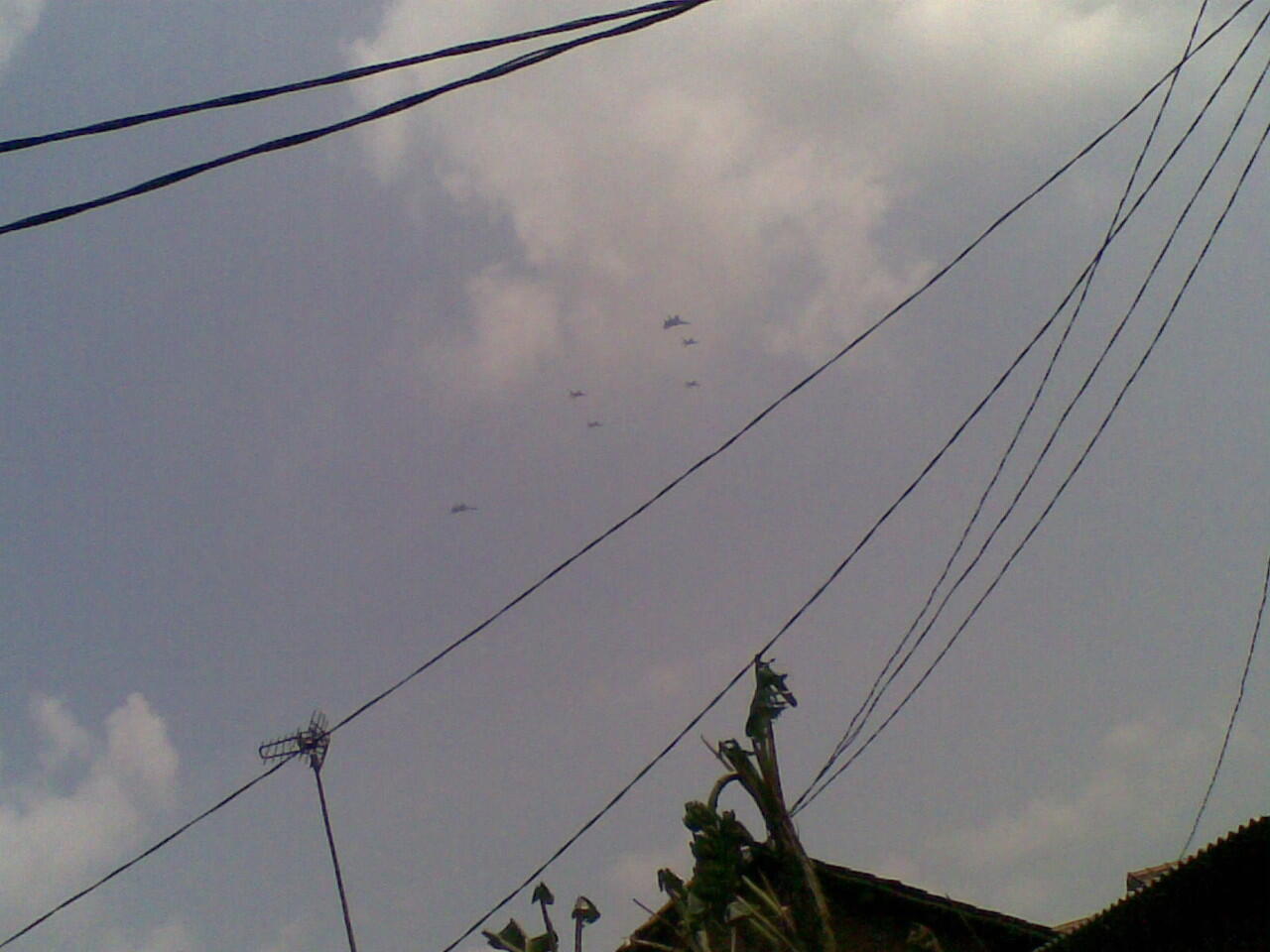 Gemuruh Sukhoi dan F16