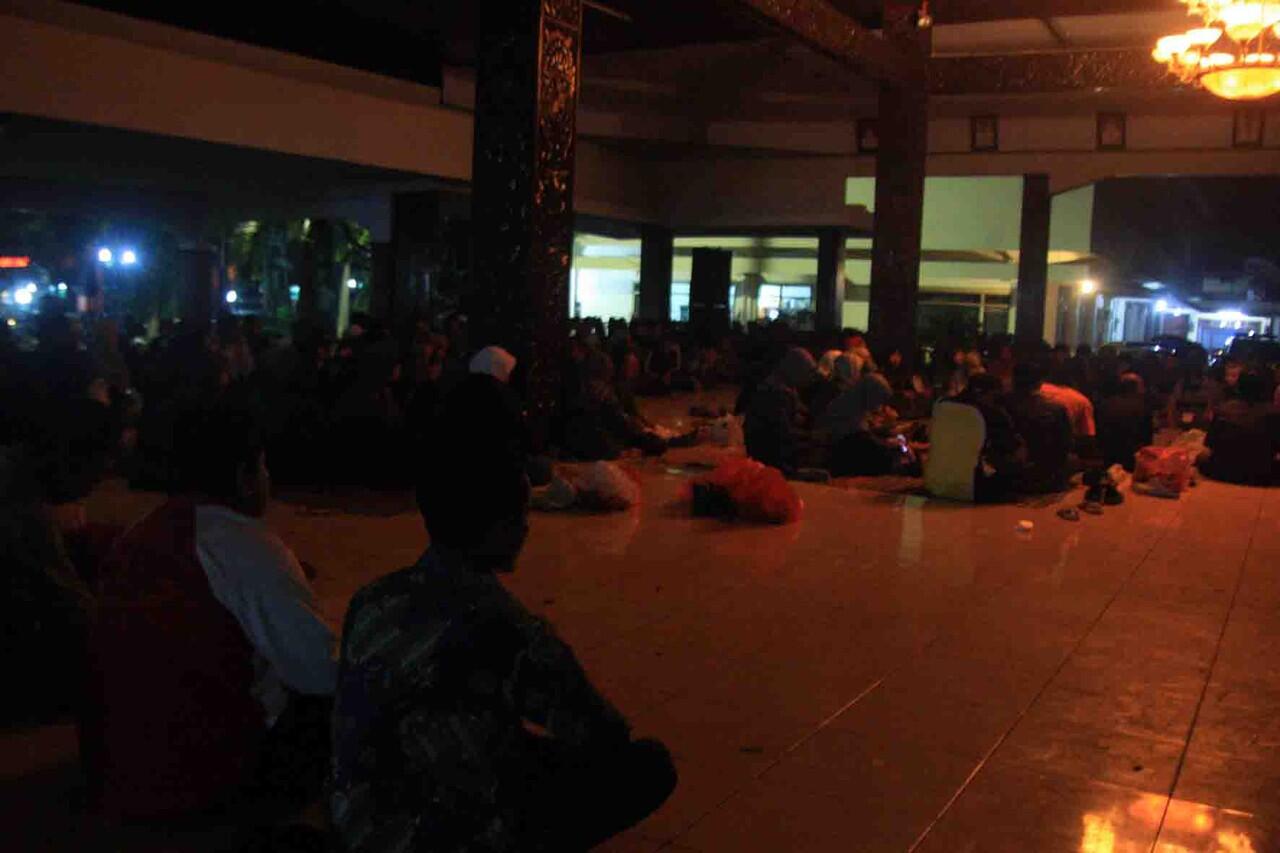 HONORER K1 KAB. NGANJUK MELANJUTKAN AKSI BERMALAM DIPENDOPO KABUPATEN