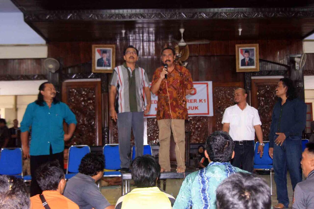 HONORER K1 KAB. NGANJUK MELANJUTKAN AKSI BERMALAM DIPENDOPO KABUPATEN