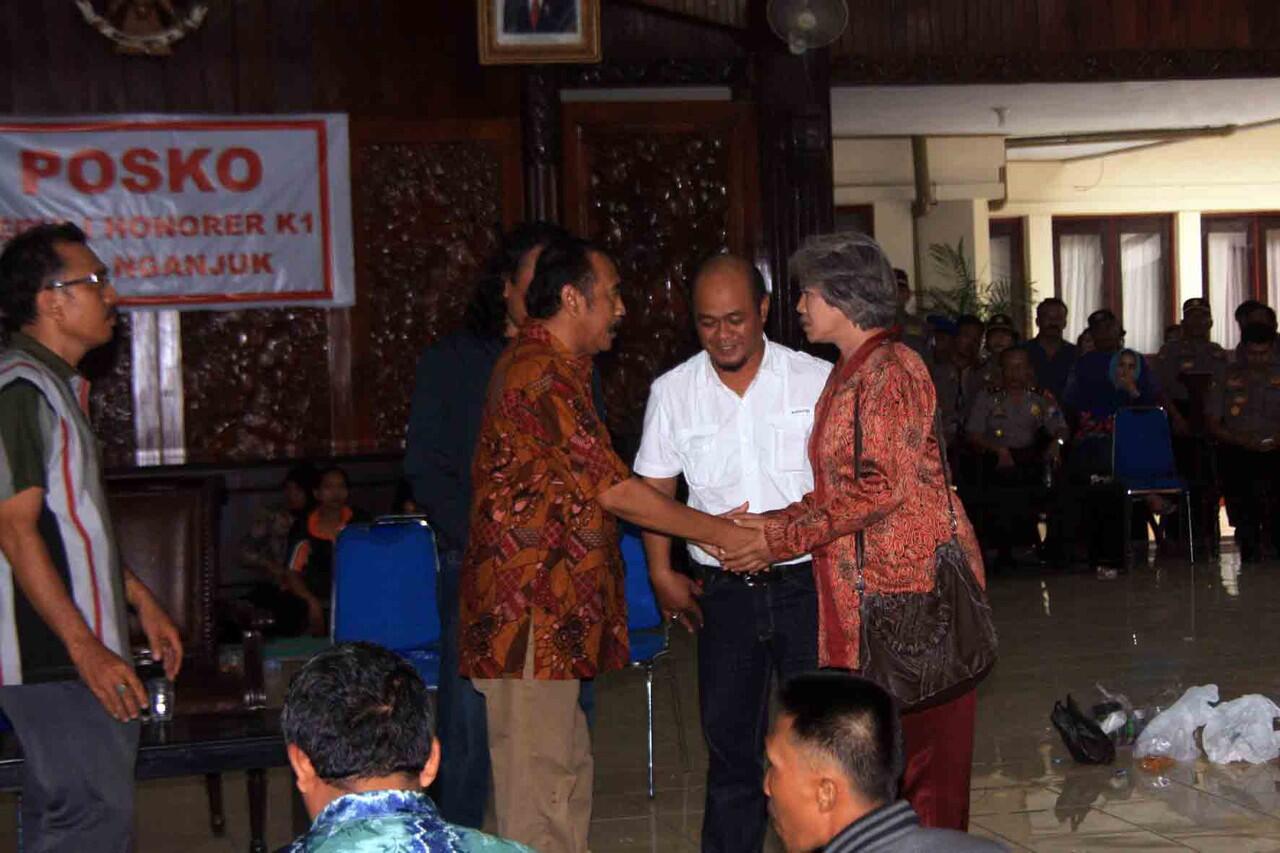 HONORER K1 KAB. NGANJUK MELANJUTKAN AKSI BERMALAM DIPENDOPO KABUPATEN