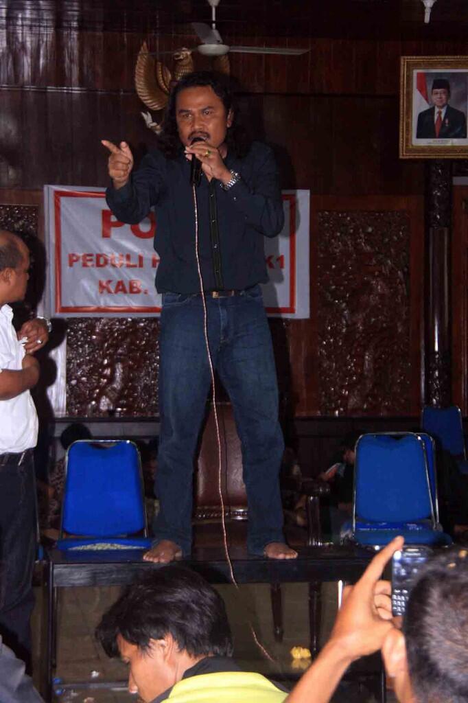 HONORER K1 KAB. NGANJUK MELANJUTKAN AKSI BERMALAM DIPENDOPO KABUPATEN