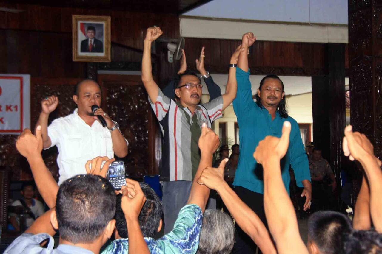 HONORER K1 KAB. NGANJUK MELANJUTKAN AKSI BERMALAM DIPENDOPO KABUPATEN