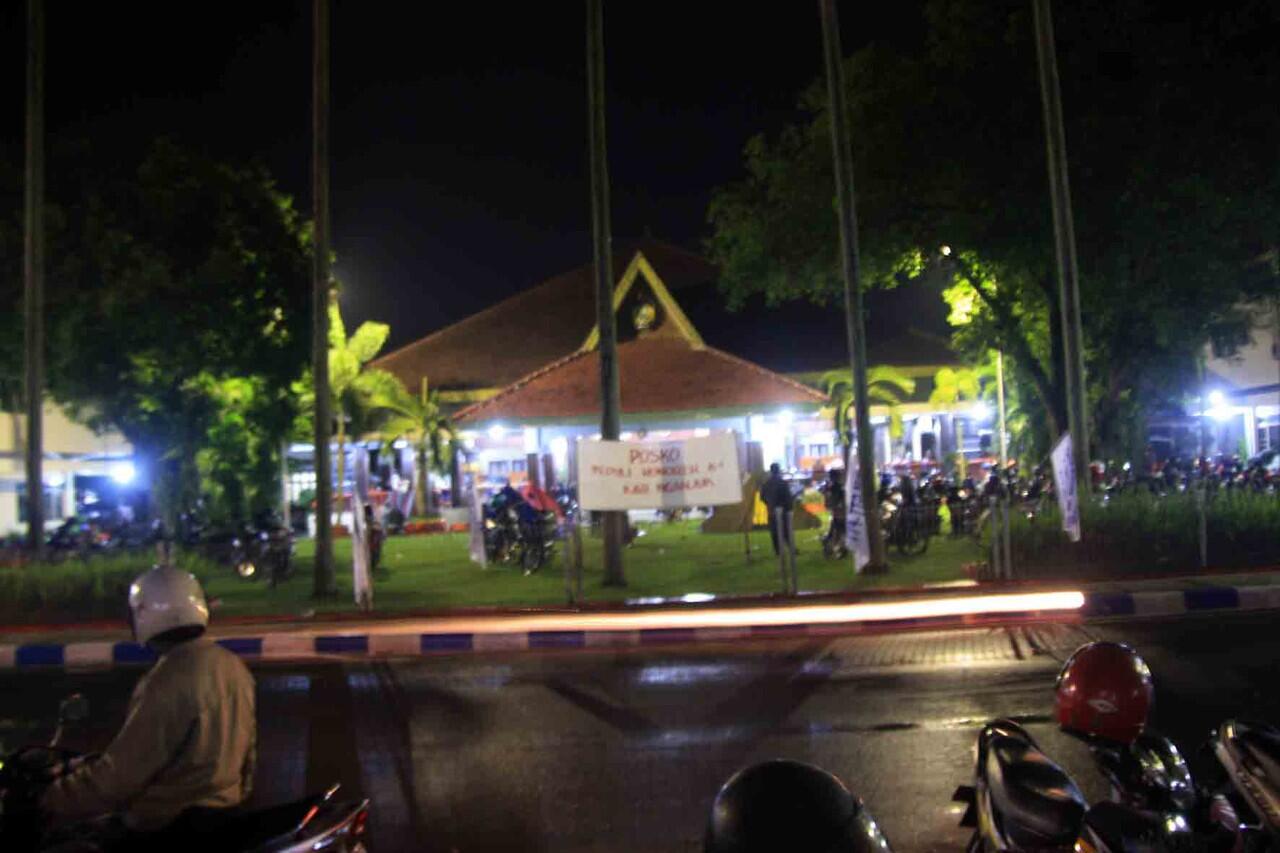 HONORER K1 KAB. NGANJUK MELANJUTKAN AKSI BERMALAM DIPENDOPO KABUPATEN