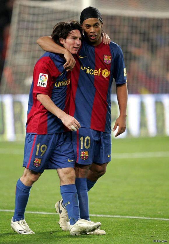 MOMEN2 MENGHARUKAN RONALDINHO &amp; MESSI ( PICTURE !! )