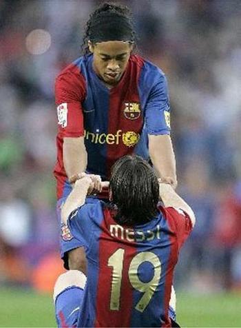 MOMEN2 MENGHARUKAN RONALDINHO &amp; MESSI ( PICTURE !! )