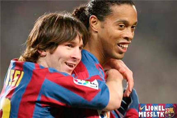 MOMEN2 MENGHARUKAN RONALDINHO &amp; MESSI ( PICTURE !! )