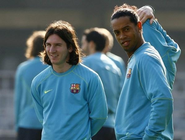 MOMEN2 MENGHARUKAN RONALDINHO &amp; MESSI ( PICTURE !! )