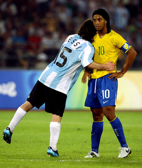 MOMEN2 MENGHARUKAN RONALDINHO &amp; MESSI ( PICTURE !! )