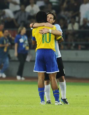 MOMEN2 MENGHARUKAN RONALDINHO &amp; MESSI ( PICTURE !! )