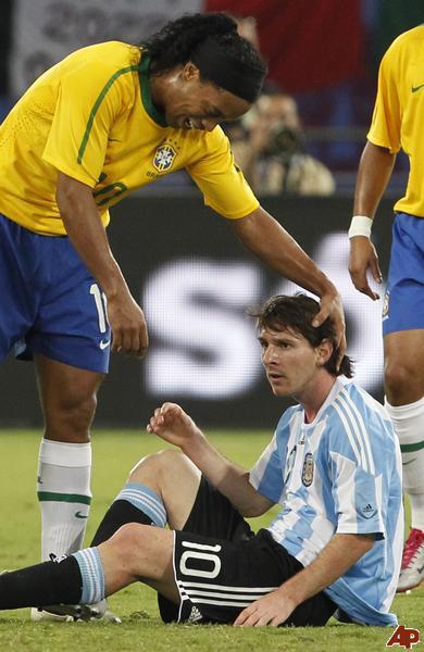 MOMEN2 MENGHARUKAN RONALDINHO &amp; MESSI ( PICTURE !! )