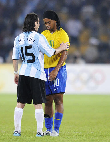 MOMEN2 MENGHARUKAN RONALDINHO &amp; MESSI ( PICTURE !! )