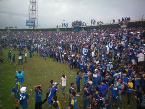 MENGENANG 4 TAHUN TRAGEDI BERDARAH MANDALA KRIDA RUSUH SUPORTER BOLA