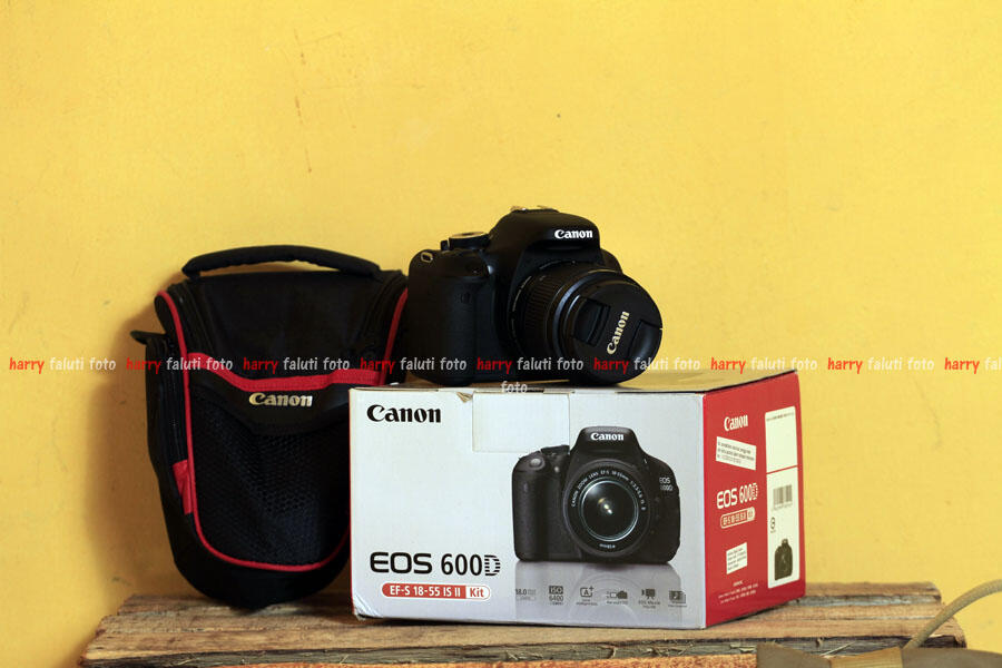 wts canon 600D kit banyak bonus super mulus cuy. garansi desember 2014